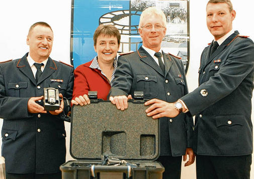 Mit Wittenborns Wehrführer Gero Müller freuten sich Amtswehrführer Torsten Wulf, die Stellvertretende Amtsvorsteherin Sabine Maier und der Stellvertretende Amtswehrführer Jens Finnern (von r.). © Petra Dreu/LN